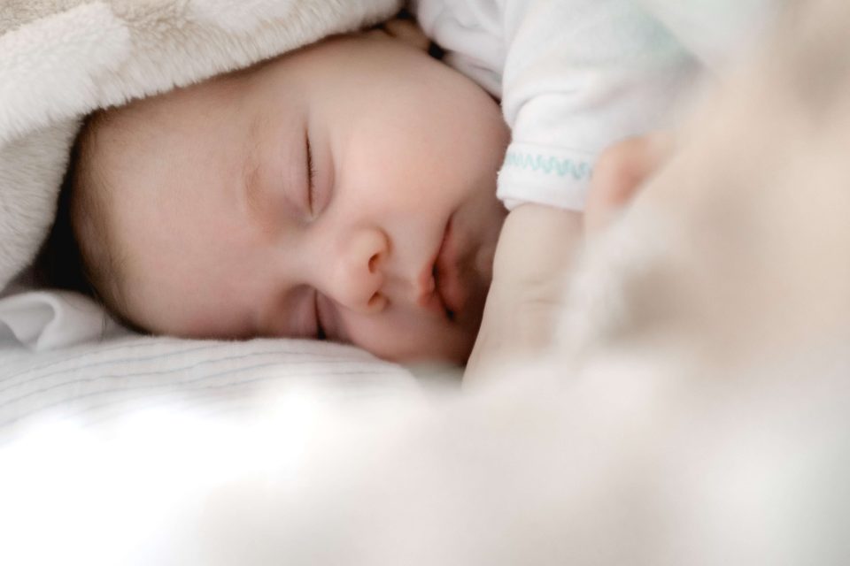 寝ている赤ちゃんの画像